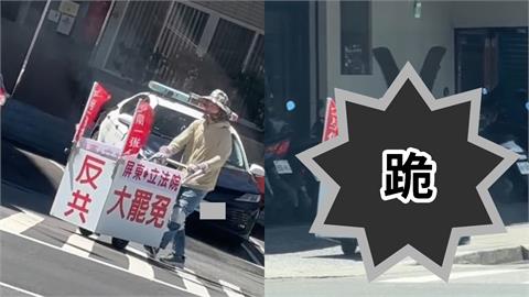 屏東北上立法院一路「三跪九叩」！他頂烈日暴雨「跪拜祈求」萬網看哭：勇敢台灣人
