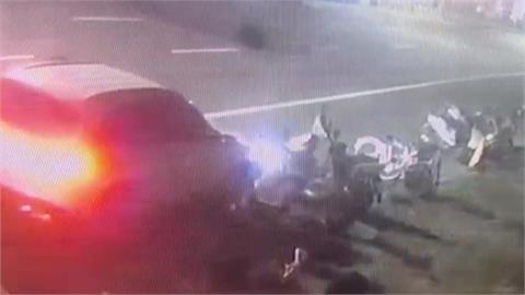 路況不熟？疲勞駕駛？　休旅車連掃倒4機車