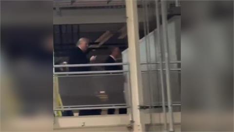 參訪工廠遭嗆袒護戀童癖　川普怒比中指喊「Ｆ」字回擊