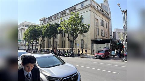 獨家/博愛特區緊張!總統府旁民眾持刀與警對峙 已遭制伏帶回