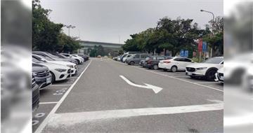 國道服務區見停車蟑螂霸佔車位　高公局「擬限停2小時」逾時開罰