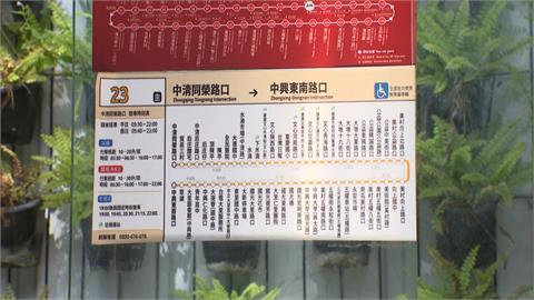 貪圖方便？婦人攔等紅燈公車想上車　遭駕駛拒絕竟「肉身擋車」