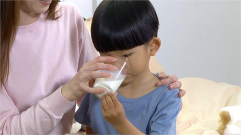 睡眠不足影響小孩成長　醫師建議睡前喝鮮奶