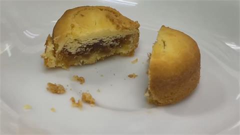 超級噁！買鳳梨酥咬到硬硬的　疑似吃到假牙　當場反胃嘔吐