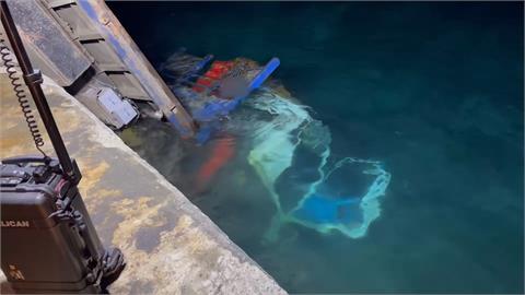 故障？工程車滑入魚港　車頭直直插水中