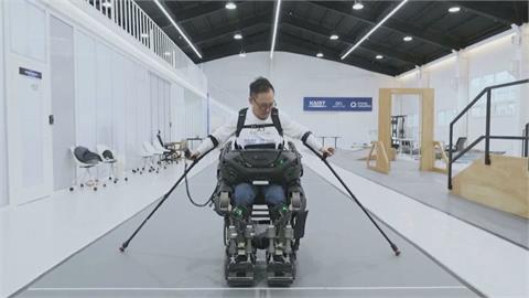 癱瘓者也能站起來！　南韓研發最新「穿戴式」機器人