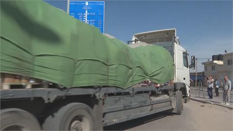 拉法關口短暫開放　首批20輛卡車救援物資杯水車薪