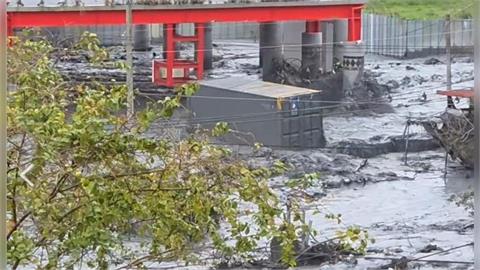 快新聞／花蓮馬太鞍溪又暴漲！洪水引巨型貨櫃衝撞民宅、電桿　驚悚畫面曝