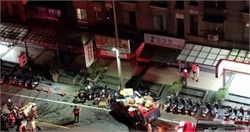 基隆凌晨傳巨響！3車追撞翻覆釀嚴重車禍　1人命危送醫搶救
