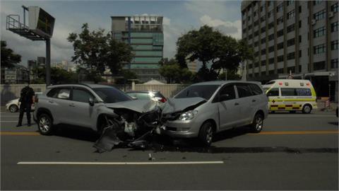 快新聞／台中2車對撞釀7傷！車頭全毀　孕婦、幼童緊急送醫