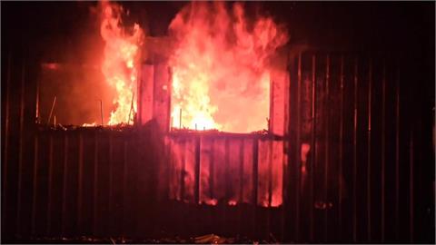 快新聞／基隆暗夜惡火！鐵皮屋「燙到發紅」　駭人景象曝光了