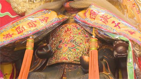 另類安太歲！　台南金龍殿3年1次福德正神「揹八字」賜平安