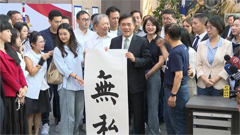 郝龍斌參選黨魁登記　張亞中支持者嗆「郝先生下台」