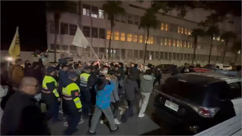 小草集結北檢引爆推擠　館長拿麥演說被警告違法