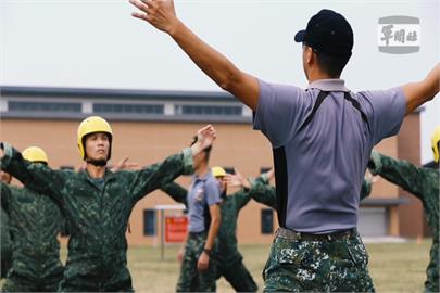 國軍神龍小組跳傘操練聞名　想成為隊員得經過嚴格訓練