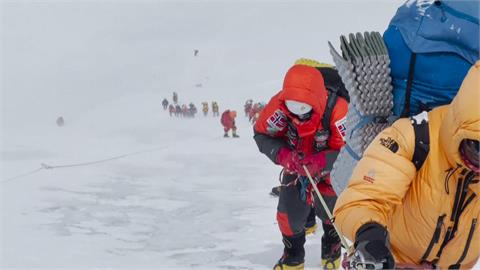 趕在登山季結束前挑戰攻頂　世界之頂聖母峰山路「塞人」