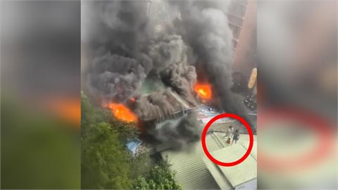 快新聞／木柵國中後方鐵皮屋竄大火　住戶爬屋頂求救「起火後房東詭異離開」