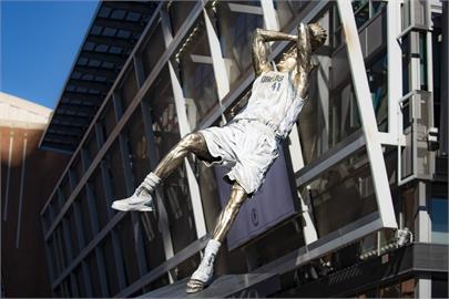 NBA／忠誠永不褪色！諾威斯基銅像矗立獨行俠場館　慶幸21年未抱團
