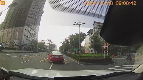 離譜！行駛右轉道鑽到直行道　因車速過猛「車體甩尾」