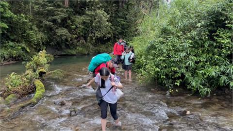 舞蹈結合美景背後血淚史　學生手腳起水泡、遭植物割傷