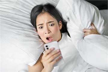 不是你睡太死!iPhone鬧鐘「變靜音」 兇手恐是手機隱藏功能