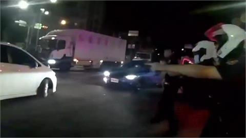 快新聞／正準備面交！詐騙車手拒捕開車連環撞　警轟22槍逮人