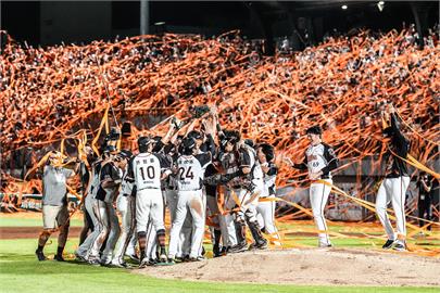 統一獅上半季封王　獅迷賴清德驚喜祝賀