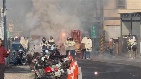 台南鹽水蜂炮熱鬧登場 第一門蜂炮點燃揭序幕