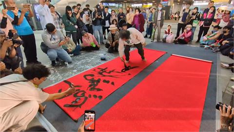 高雄車站新春添喜氣　書法家陳世憲揮毫3公尺超大春聯
