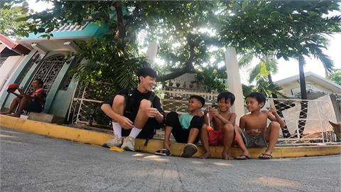 墳墓裡的孩子！台灣旅人走訪菲律賓背光處　「與棺木同住」景象超震撼