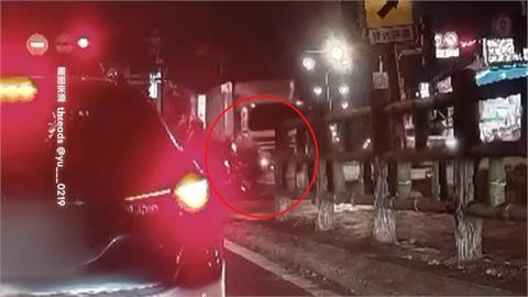 疑視線死角釀禍！大貨車擦撞雙載機車　母身亡、女兒輕傷