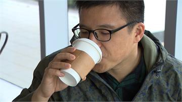 喝咖啡杯口「上掀」還「下壓」？引兩方網友激辯