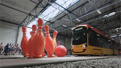 波蘭辦電車司機趣味競賽　運將比拚電車保齡球撞球