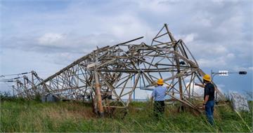 丹娜絲重創雲嘉南！全台逾650支電桿、3座電塔倒塌　26萬戶仍停電