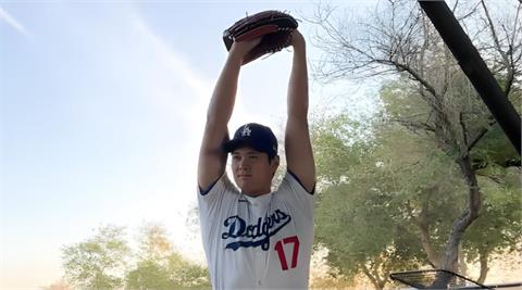 MLB(影)/搞笑還是認真?大谷翔平竟模仿起野茂英雄的「龍捲風投法」