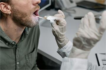 「講話變費力」竟是身體大麻煩！   聲帶麻痹恐釀吞嚥呼吸困難