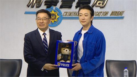 快新聞／男明星差點上當！張懷秋現身刑事局　親曝險中招「幽靈包裹」經歷