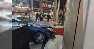 疑煞車失靈！北市警車猛撞大樓大門　2路人遭波及