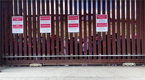 上萬名非法移民擠爆邊境小鎮　德州週一宣布緊急狀態