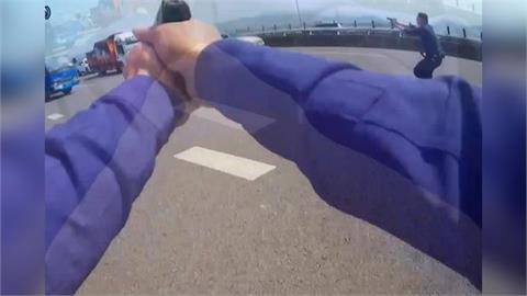 小貨車屢衝撞警車遭攔截 警拔槍逼毒駕嫌下車壓制