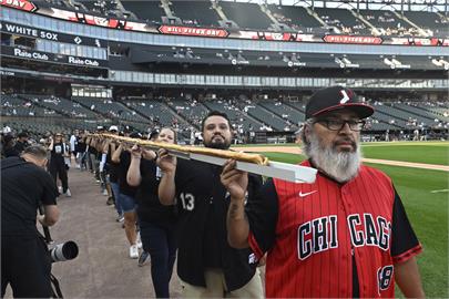 MLB(影)／超狂慶典致敬前老闆！白襪打造「15公尺超巨熱狗」、比賽中結婚引熱議