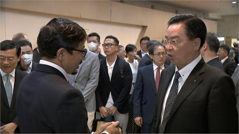 印度駐台代表戴國瀾將卸任　擁抱吳釗燮！辦國畫展向台灣告別