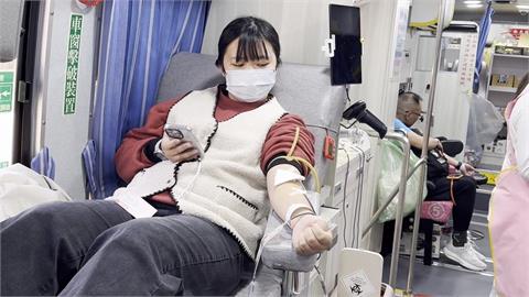 前經濟部長郭智輝現身捐血活動　B肝帶原捐不了捐贈品