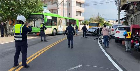 台中轎車疑跨雙黃線撞上公車 無辜騎士遭波及