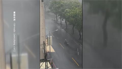 強風豪雨襲屏東！騎士寸步難行　遊客行程泡湯冒風拍「醜照」