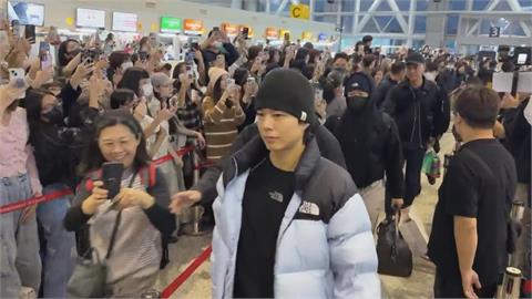 AAA典禮落幕"韓星離台" 小港機場半夜吸上百粉絲送機