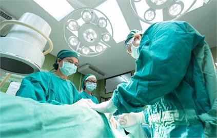 婦人問白內障術後多久能「開機」？醫師幽默回應：遵守「四不原則」