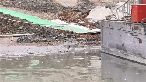 石門水庫蓄水率剩4成5　薑母島碼頭被爛泥包圍