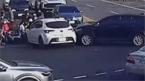 高雄鳳山路口連環撞！　直行車衝撞左轉車　　4機車遭"掃到"全倒