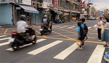 屏東小學生只想過馬路!10車「0減速狂飆」沒人停讓…無助罰站28秒畫面曝